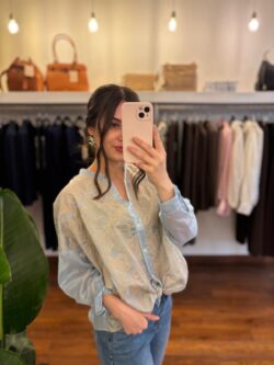 Camicia celeste con dettagli Tensione-In