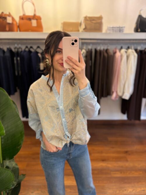 Camicia celeste con dettagli Tensione-In - immagine 2