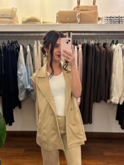 Gilet in suede sabbia