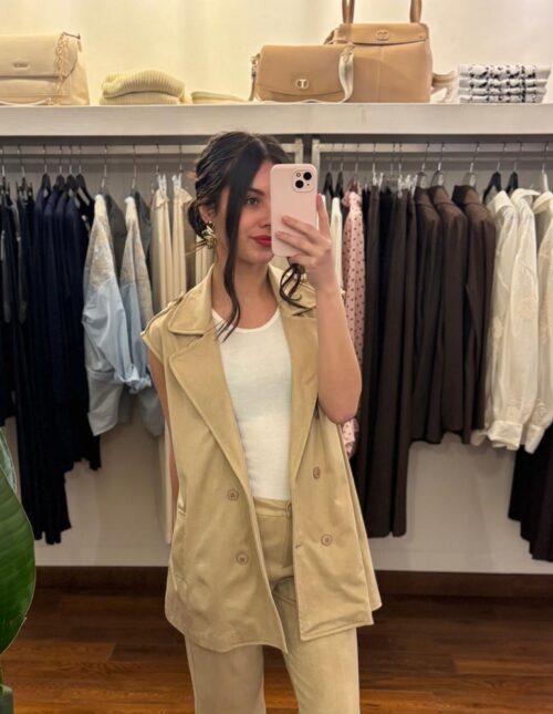 Gilet in suede sabbia